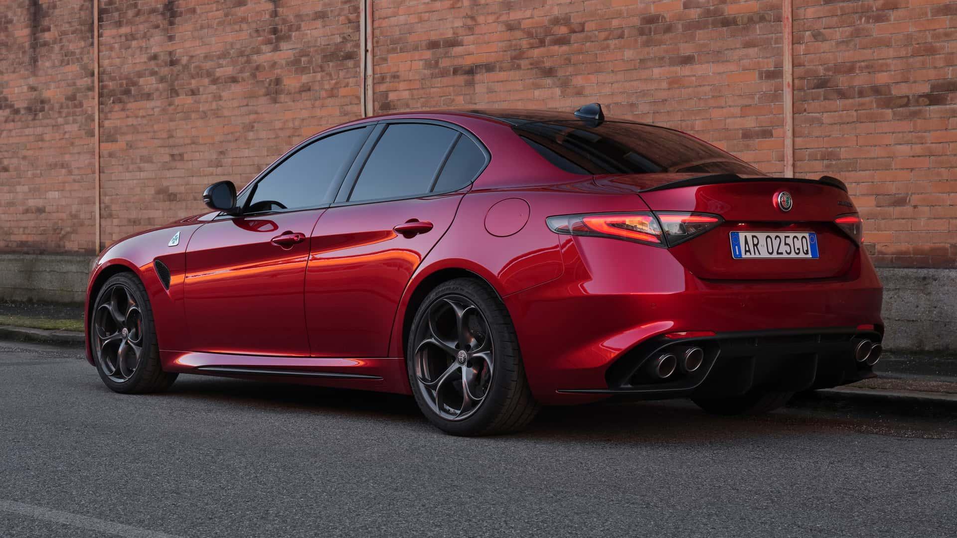 Alfa Romeo Giulia Quadrifoglio Luna Rosso heeft bijzodere vleugel
