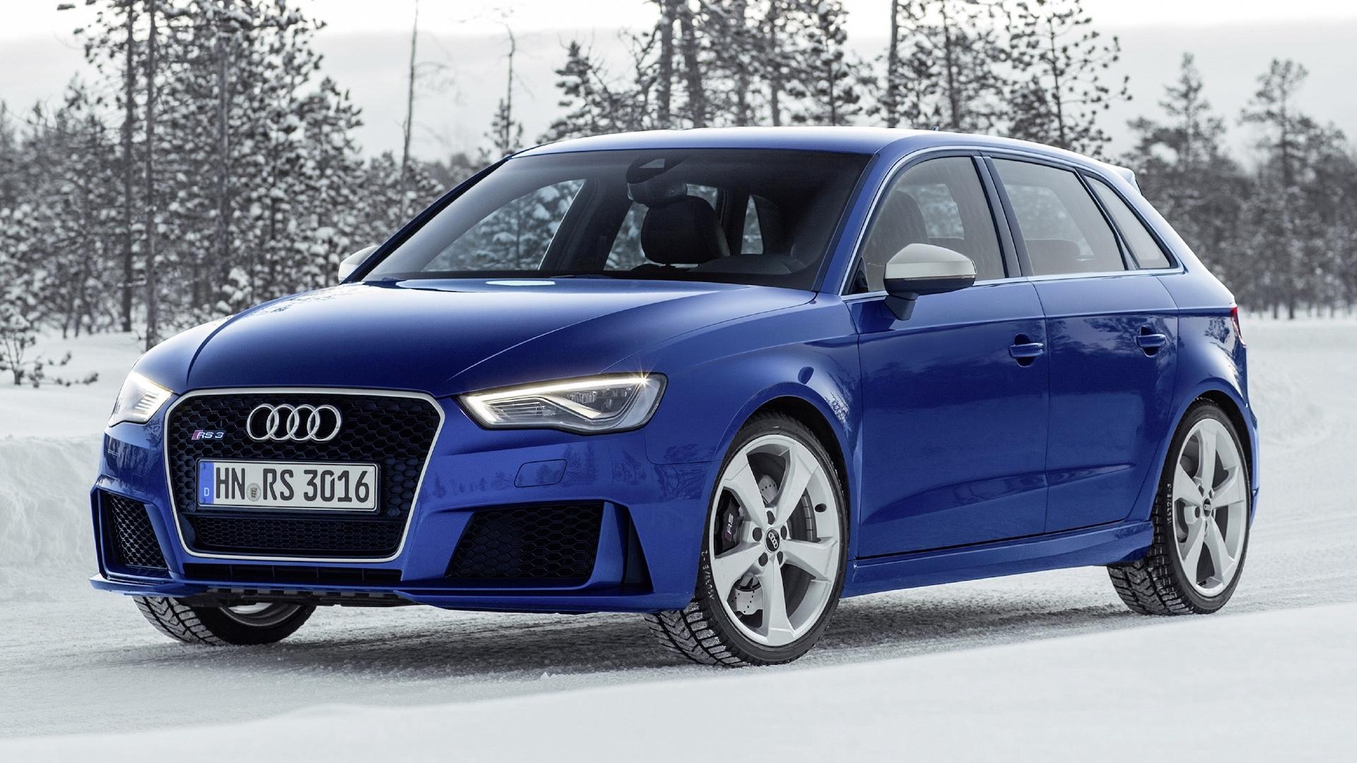 Audi RS 3 Sportback (8V) blauw (2016) zijkant links schuin voor in de sneeuw