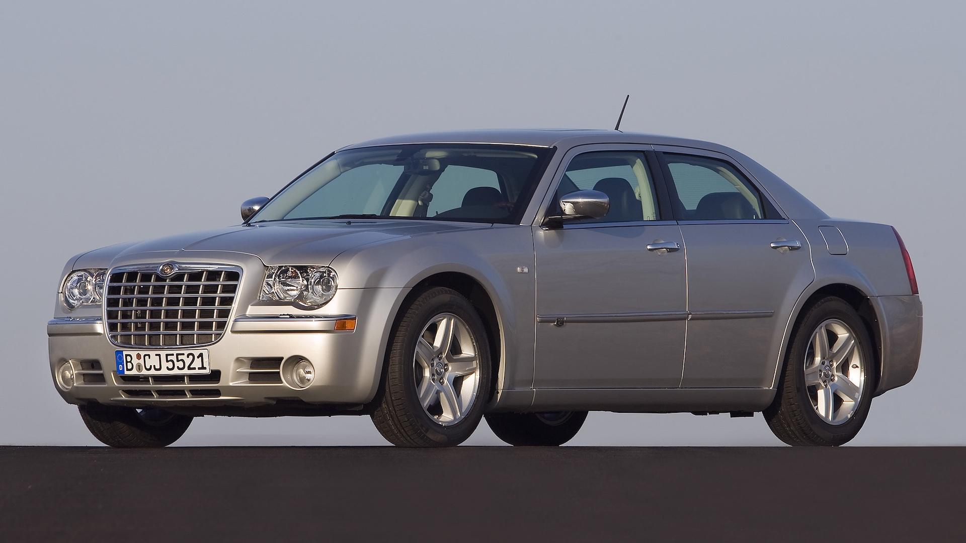 Chrysler 300C zilvergrijs (2007) zijkant links schuin