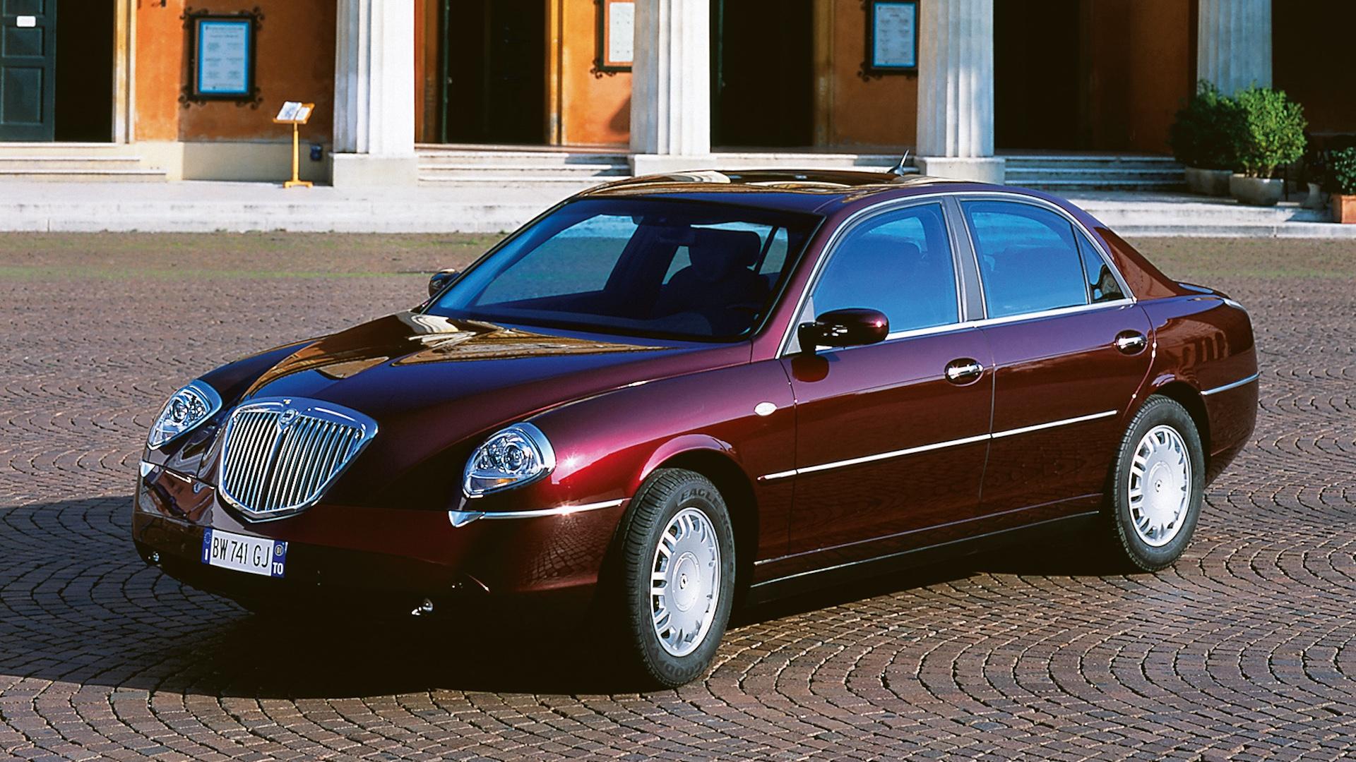 Lancia Thesis rood zijkant link zij voor schuin