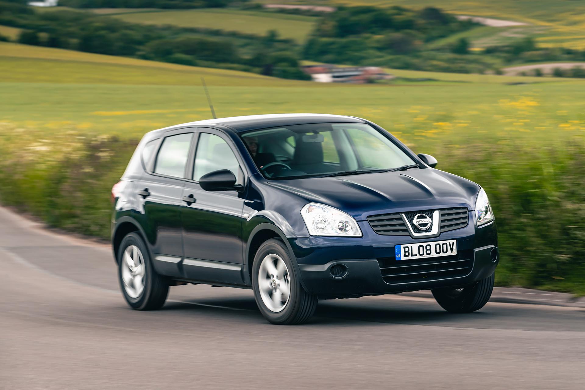 Nissan Qashqai rijdend op een weg schuin voor