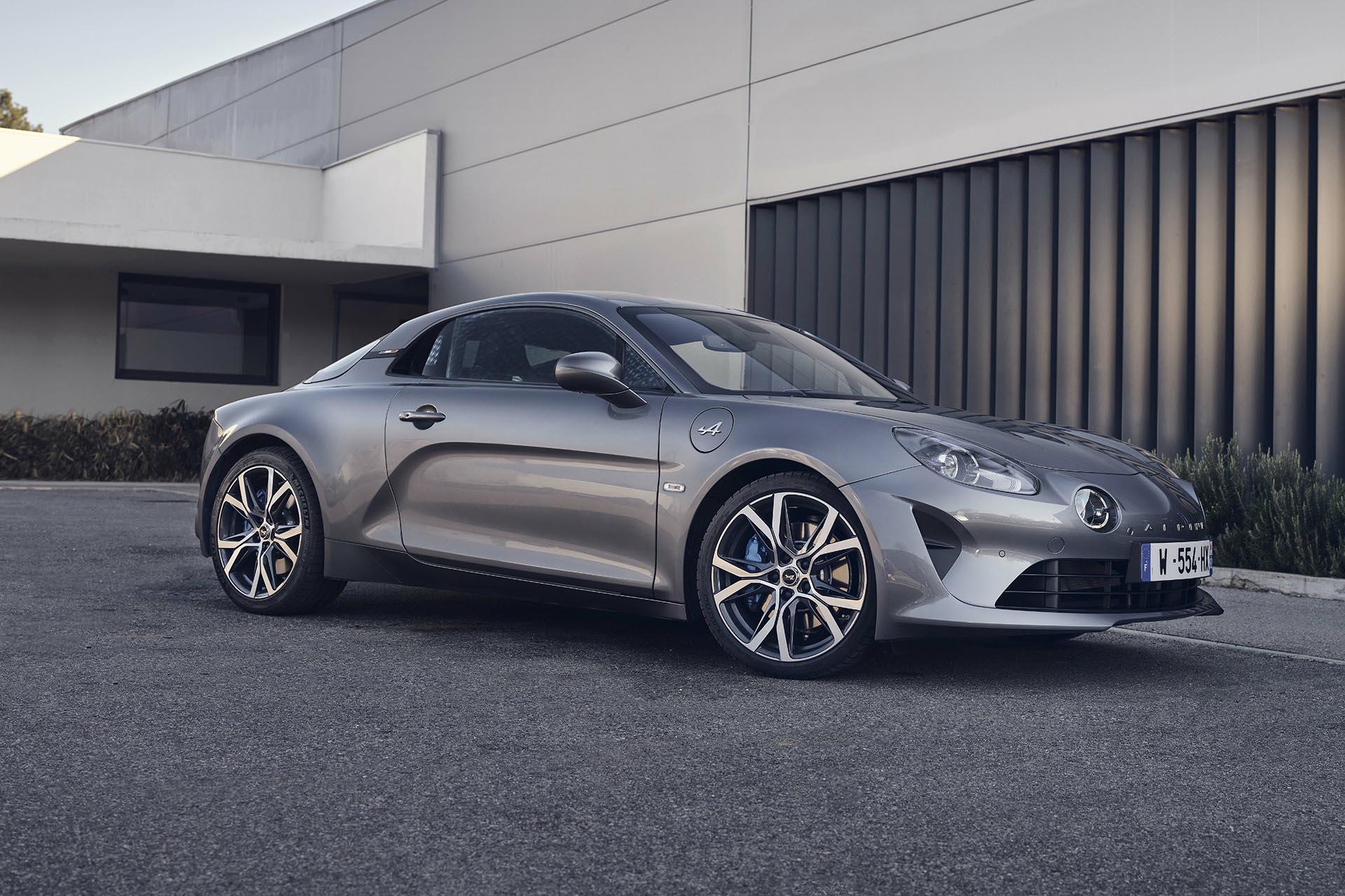 Alpine A110 GT (2024) grijs zijkant voor schuin