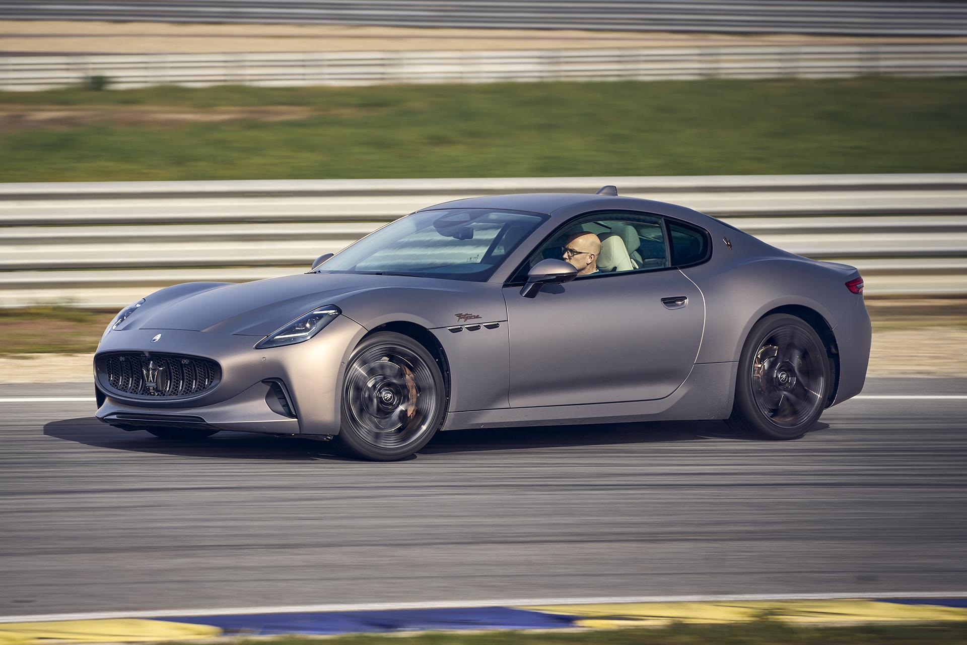 Maserati GranTurismo Folgore rijdend zijkant op een circuit