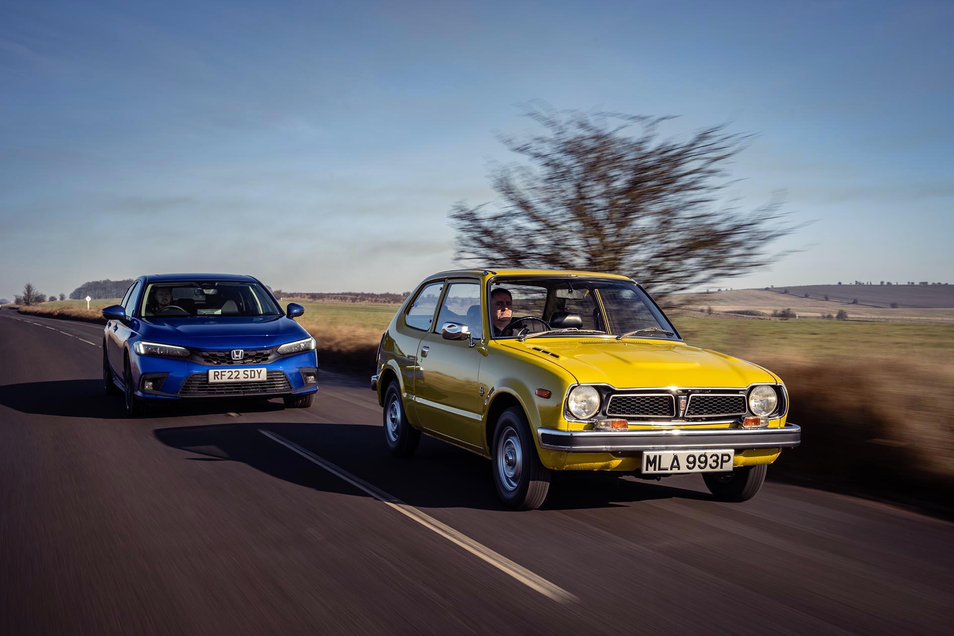 Honda Civic (1975) en Honda Civic (2023) rijdend schuin voor