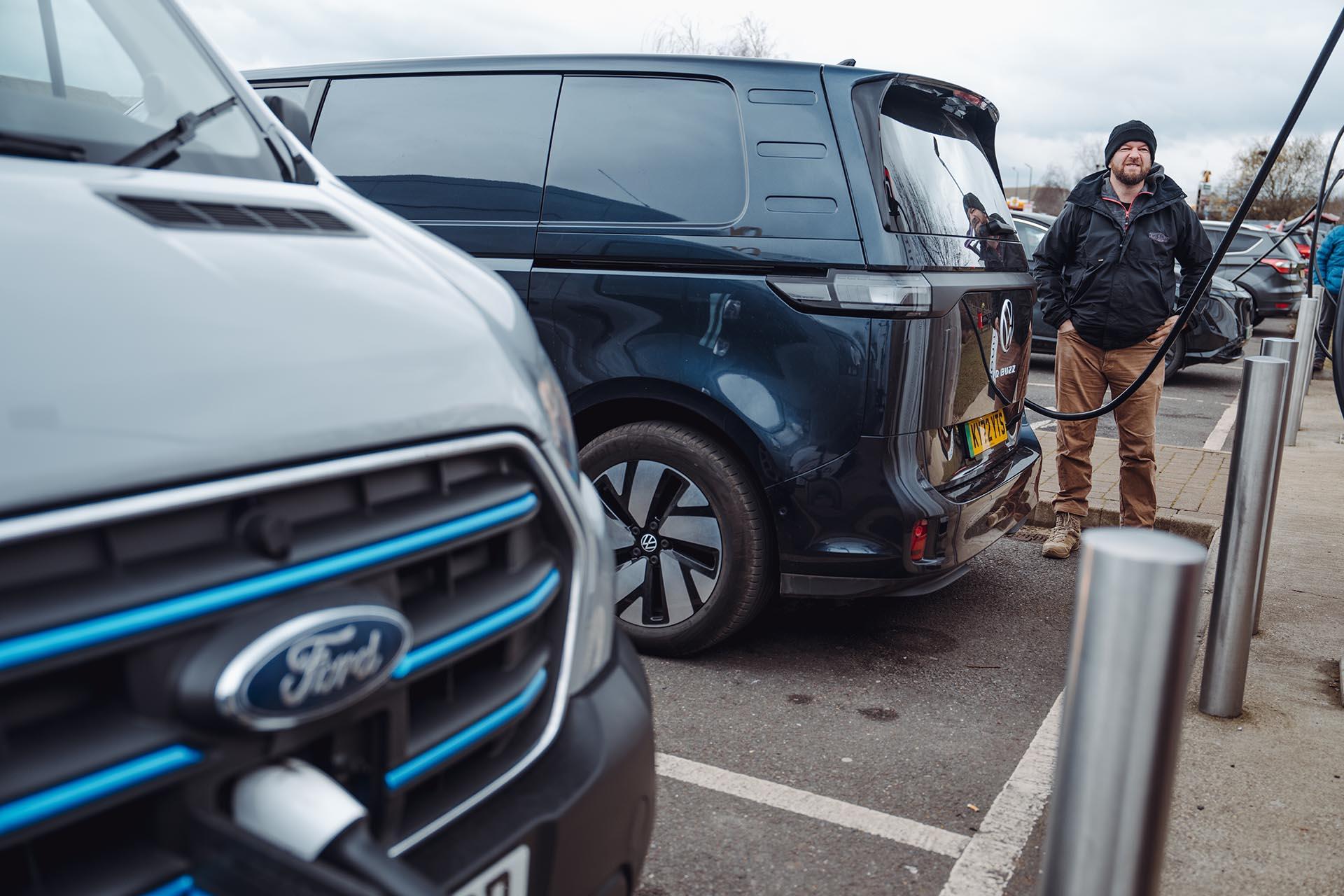 Volkswagen ID. Buzz Cargo vs Ford E-Transit