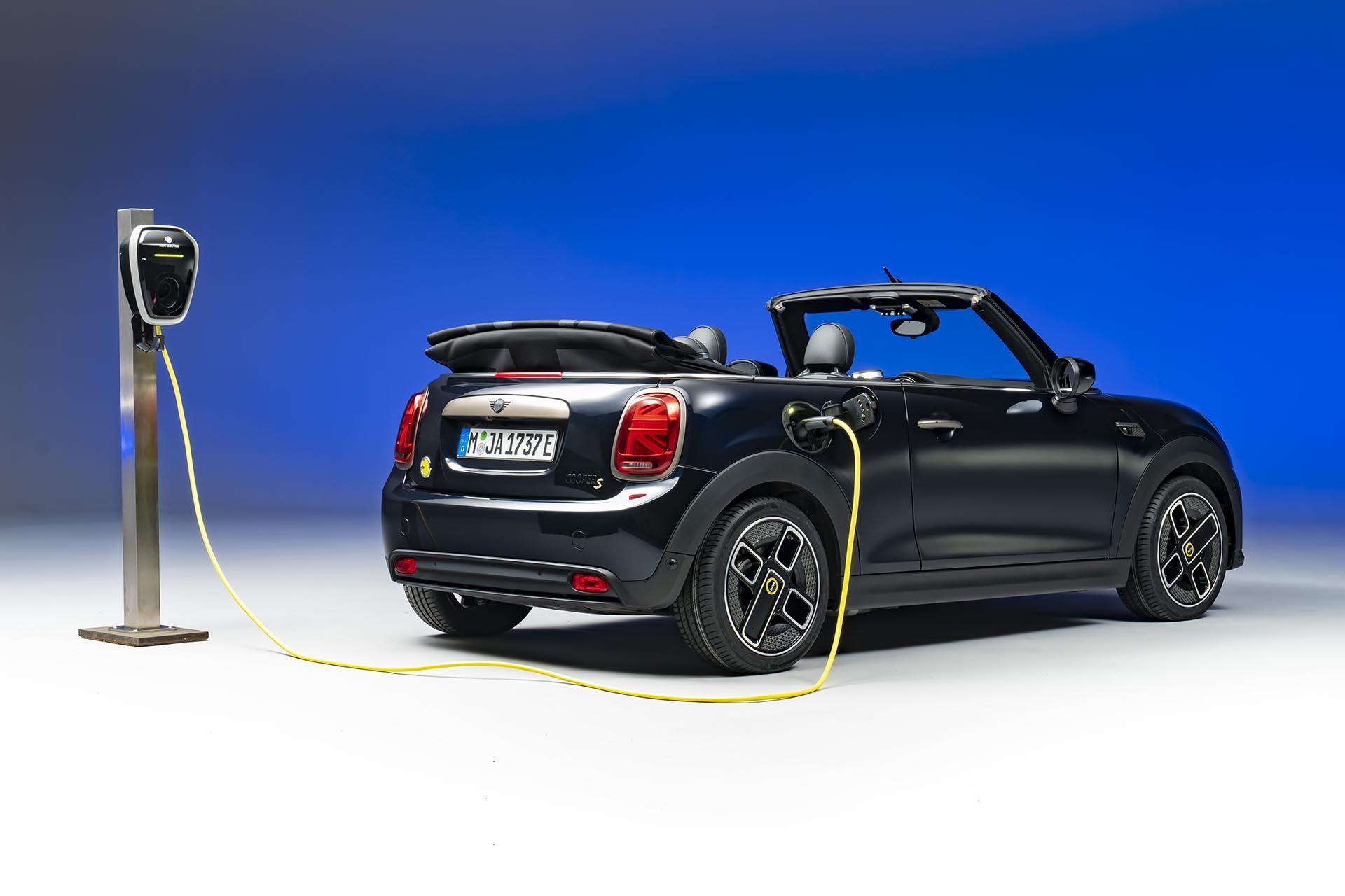 Mini Cooper Electric Cabrio schuin achter aan de lader