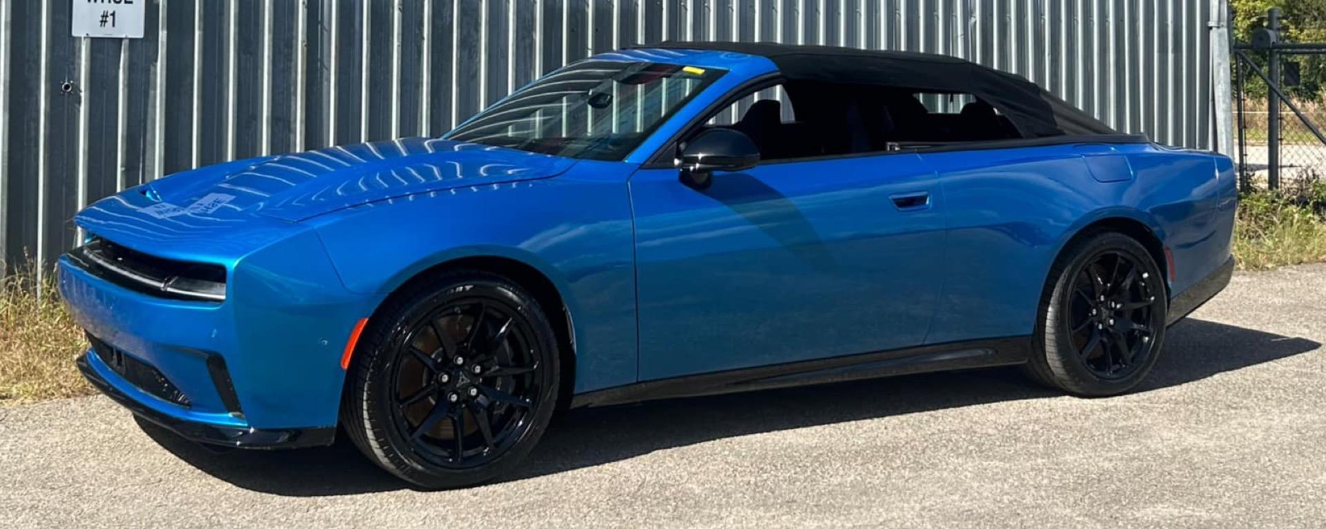 Dogde Charger Convertible DTC (2026) blauw zijkant voor schuin dak omhoog