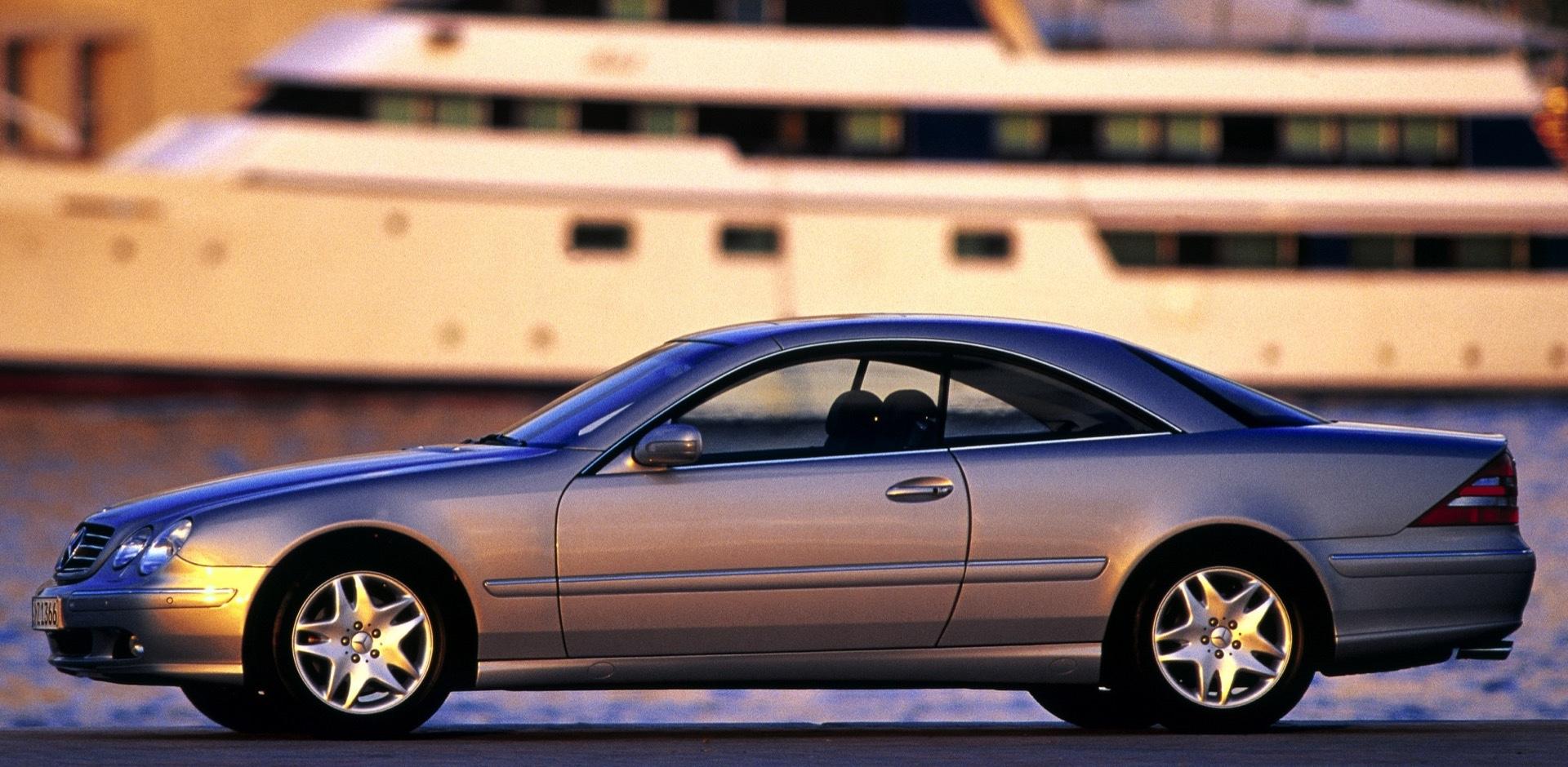 Mercedes CL 500 (C215) zilver (1999) zijkant links schuin voor bij boot