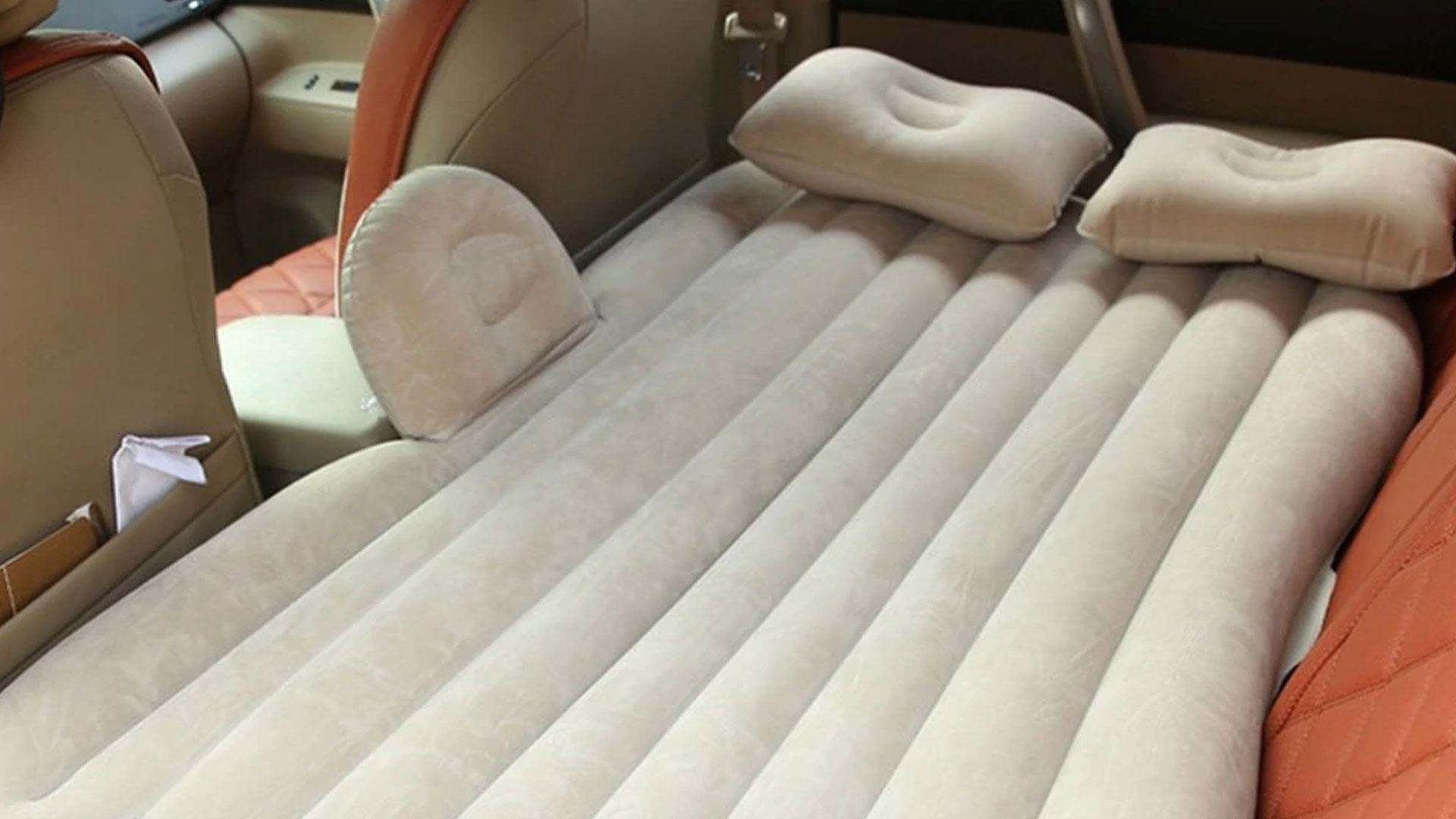 Slapen in de auto doe je met dit achterbankmatras - TopGear Nederland