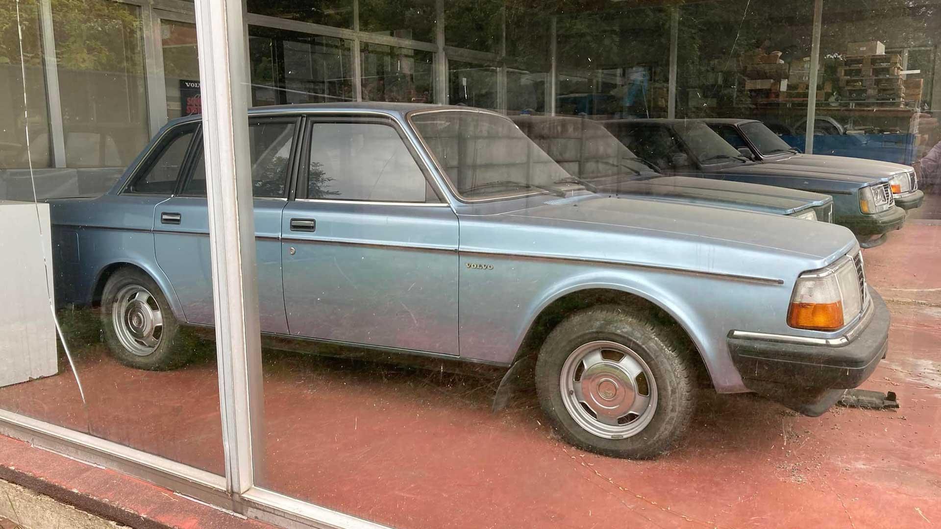 Bij deze verlaten Volvodealer in België staat de tijd al 13+ jaar stil