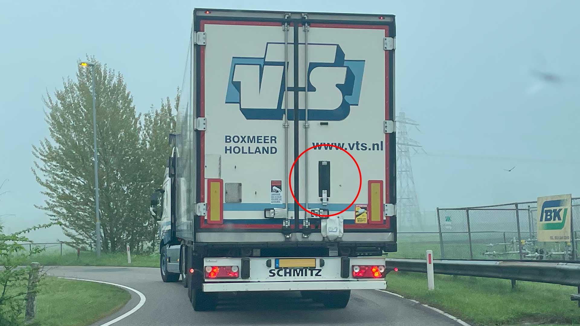 Waarom Vrachtwagens Een Klepje In De Deur Van De Trailer Hebben