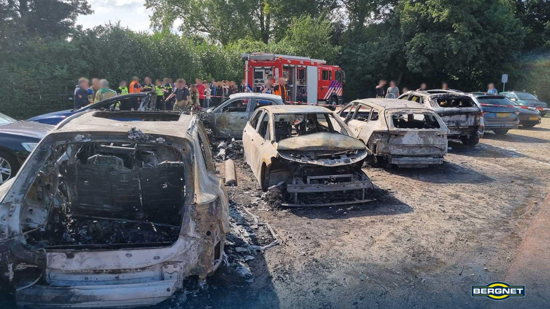 walibi-auto-brand-auto-s-op-een-rij.jpg