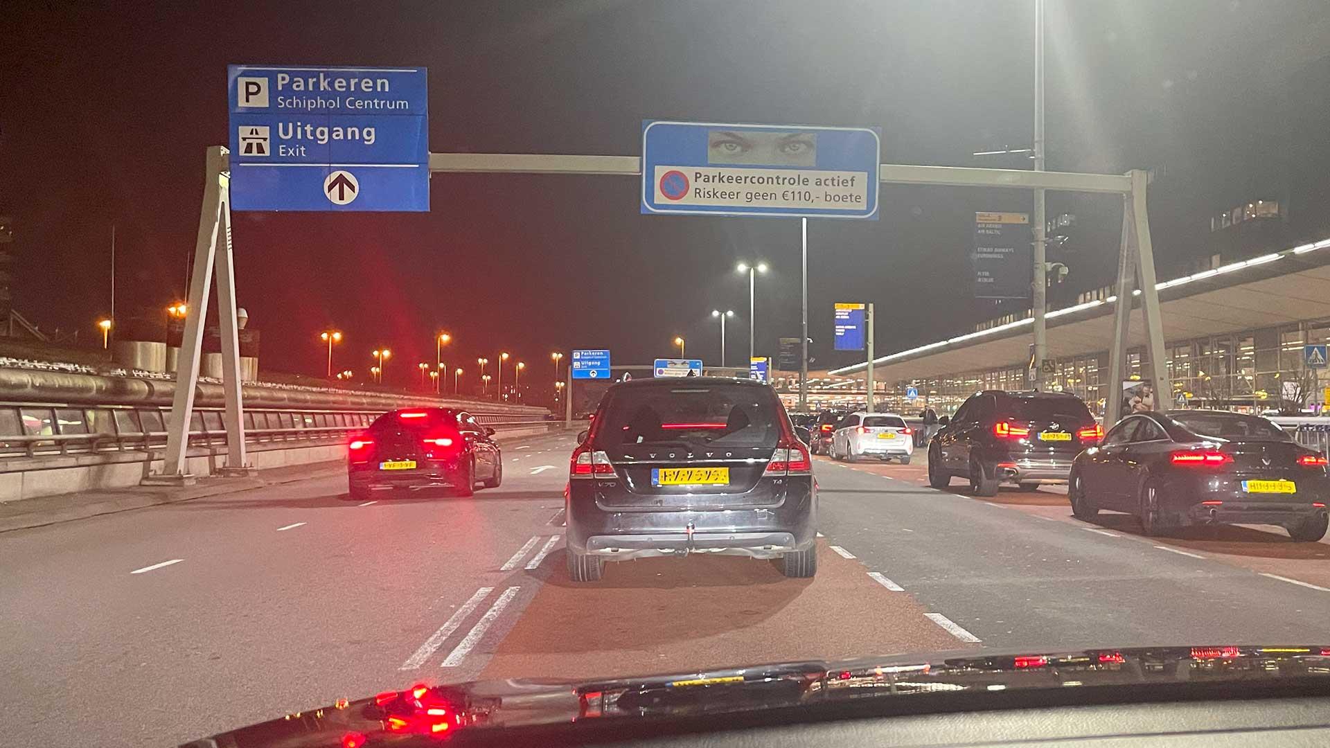 Mag je bij de Kiss & Ride op Schiphol iemand ophalen?