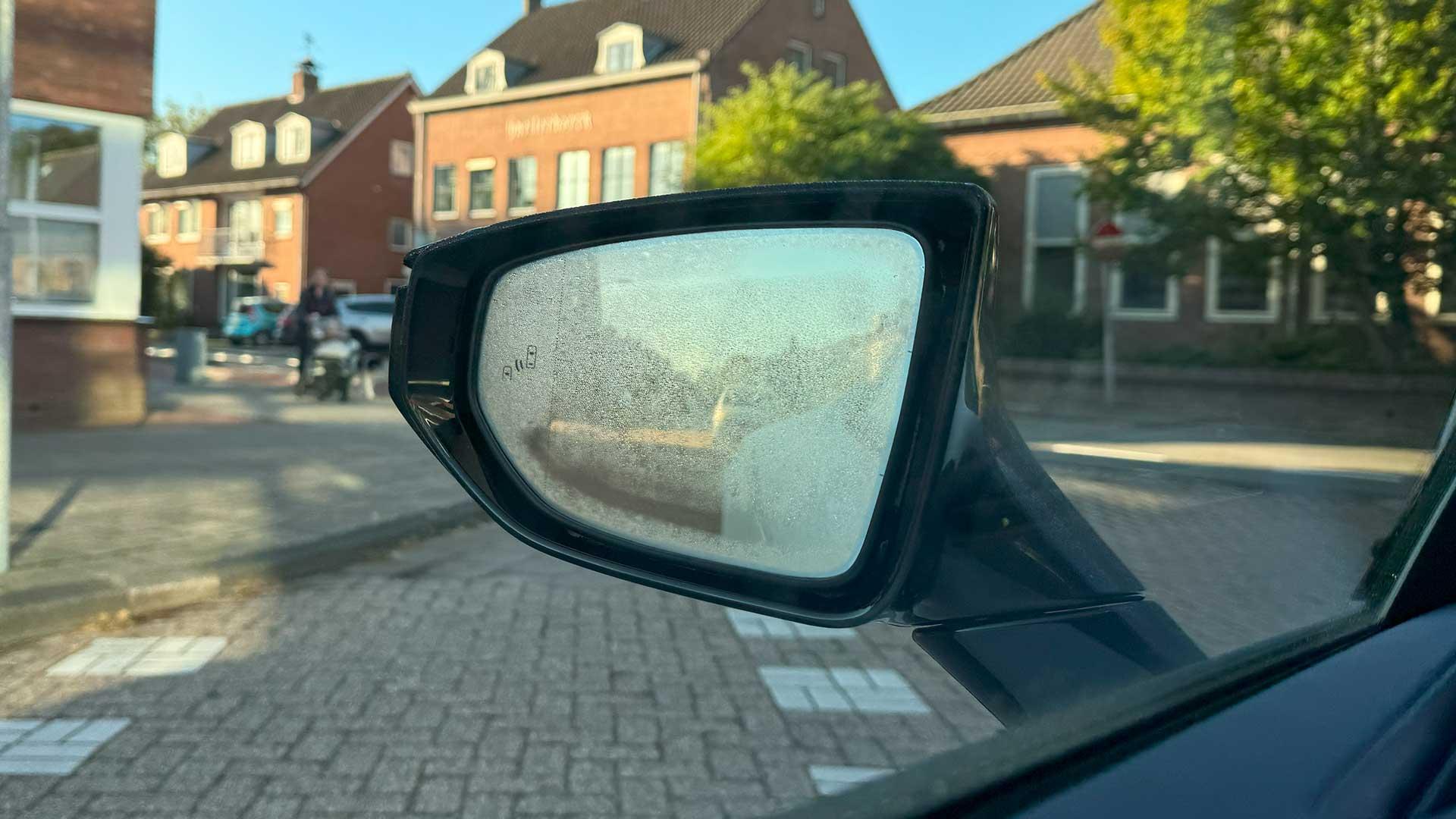 Zo hoog is de boete voor beslagen buitenspiegels in 2024 en 2025