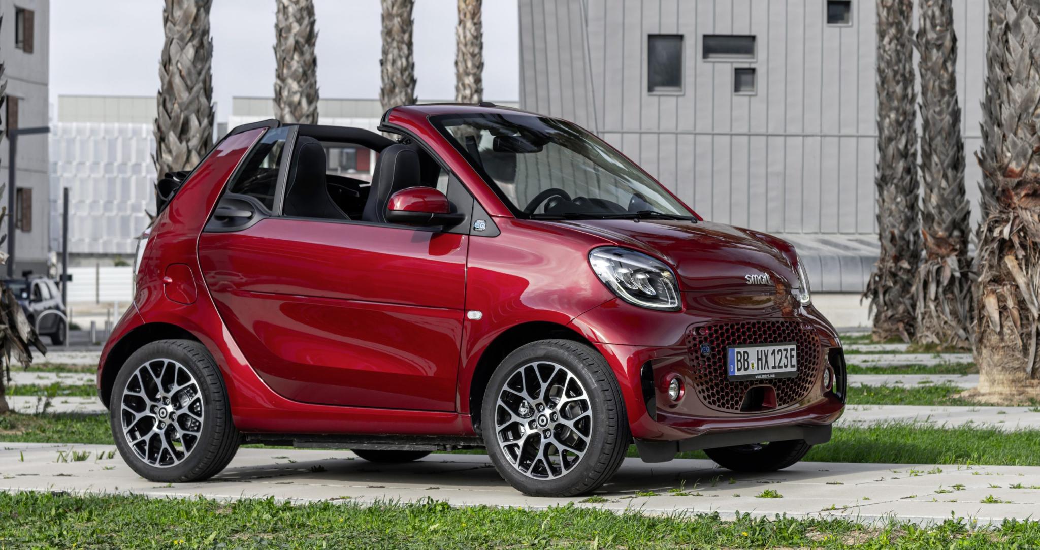 Die neue Generation smart - Montpellier 2019: smart EQ fortwo cabrio;Stromverbrauch kombiniert 16,8 - 14,2 kWh/100km, CO2-Emissionen kombiniert: 0 g/km* The new generation smart - Montpellier 2019: smart EQ fortwo cabrio;Combined electrical consumption 16.8 - 14.2 kWh/100km, combined CO2 emissions: 0 g/km*