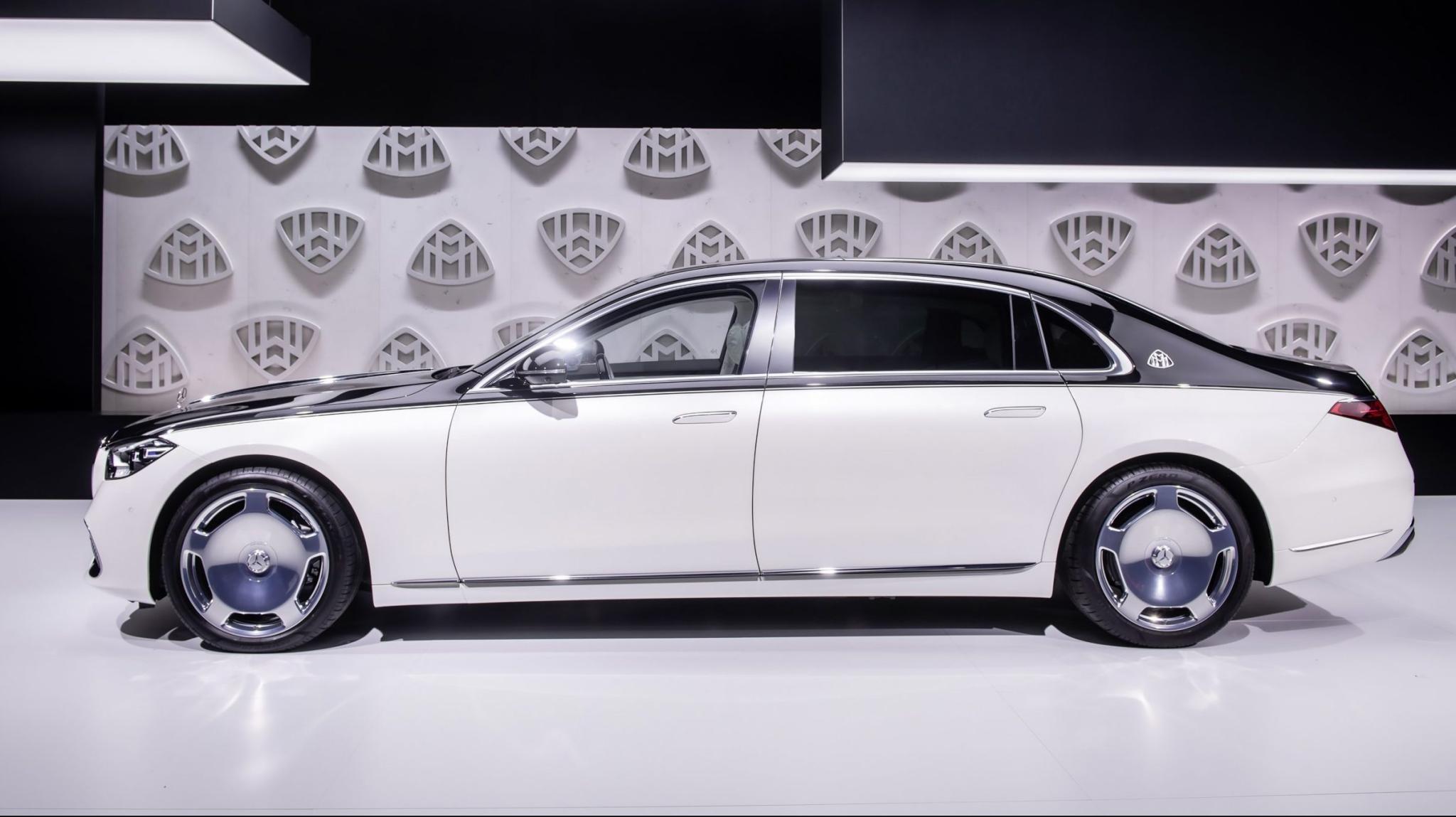 Zwart met witte Mercedes-Maybach S-klasse