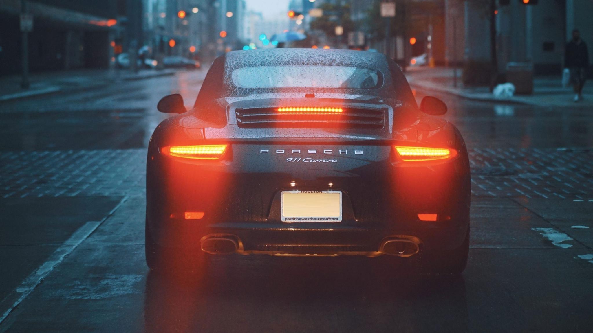 Porsche 911 in the city brake lightsa