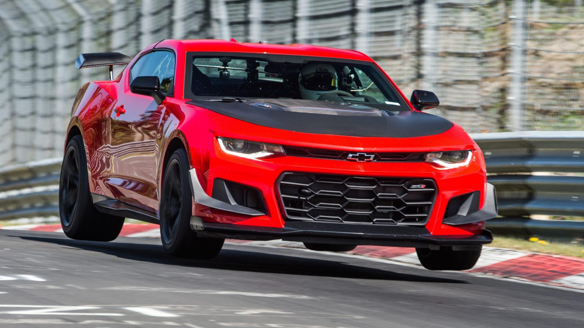 Chevrolet Camaro ZL1 1LE springt op Nurburgring jump