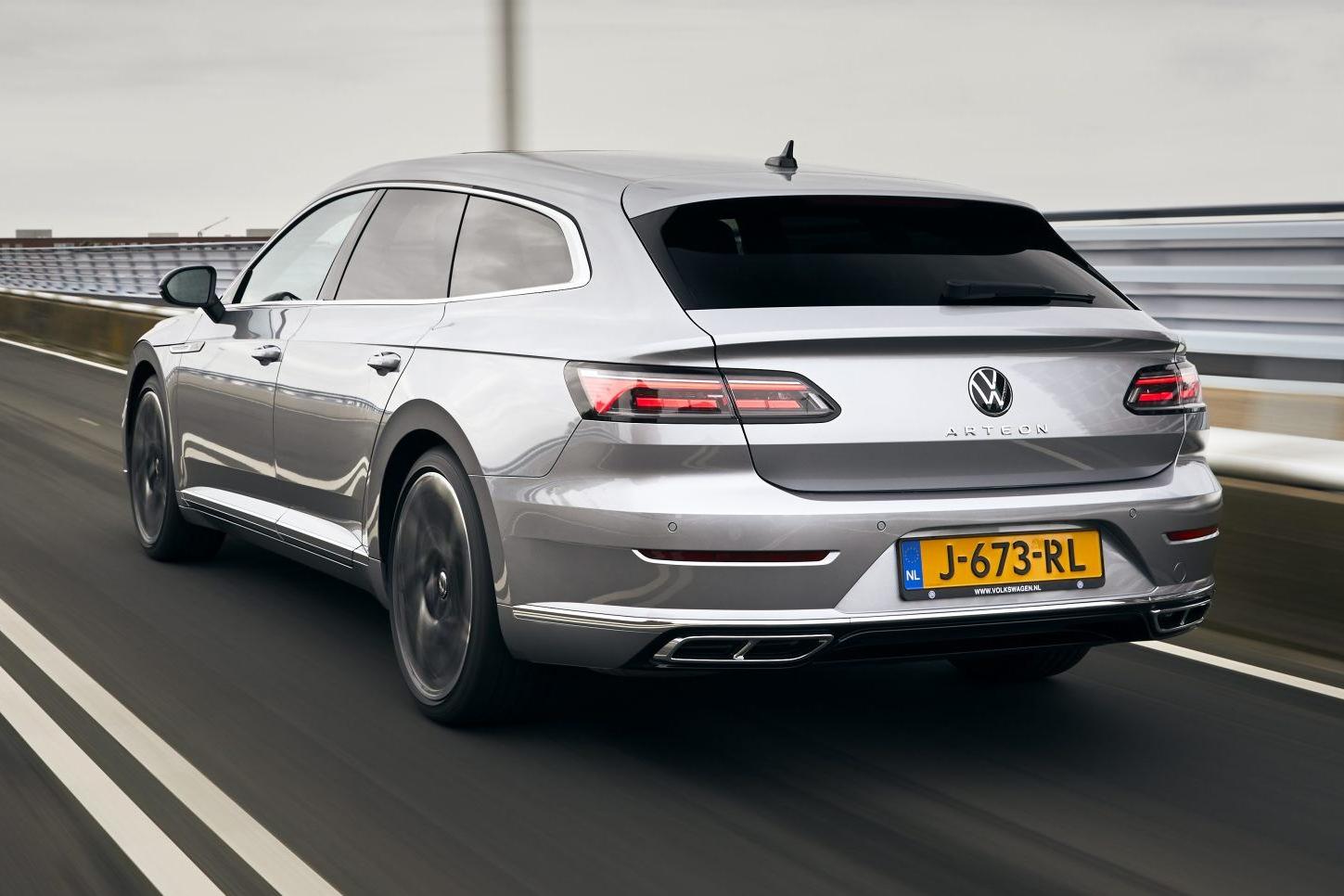 Maximumsnelheid in Nederland Volkswagen Arteon Shooting Brake met Nederlands kenteken op de snelweg