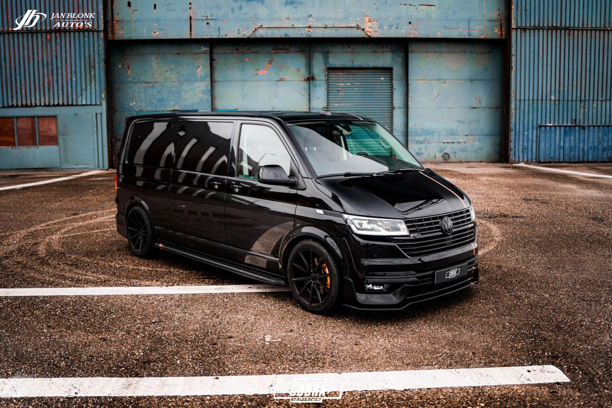 Zwarte Volkswagen Transporter met bodykit en schroefset