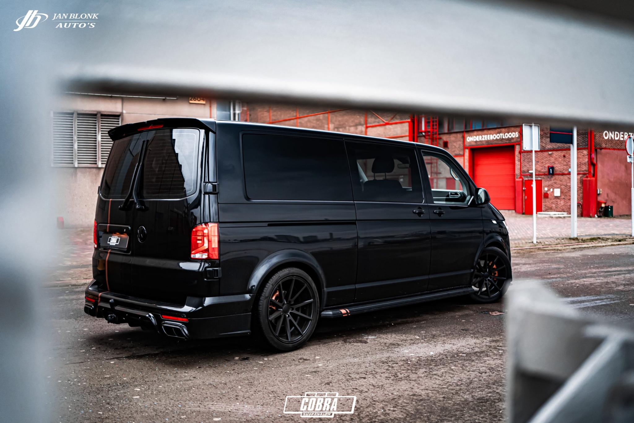 Zwarte Volkswagen Transporter met bodykit en schroefset