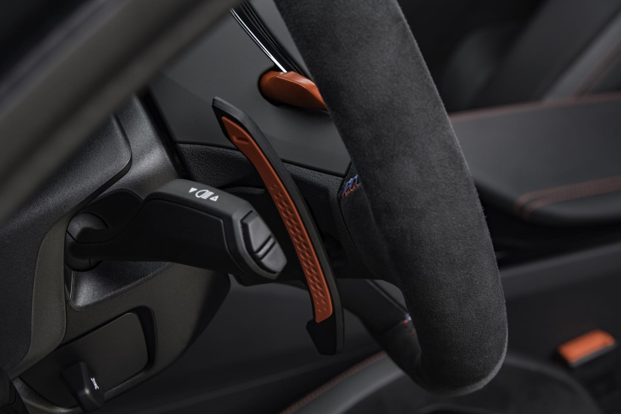 Flippers op achterkant van het stuur op de BMW M5 CS