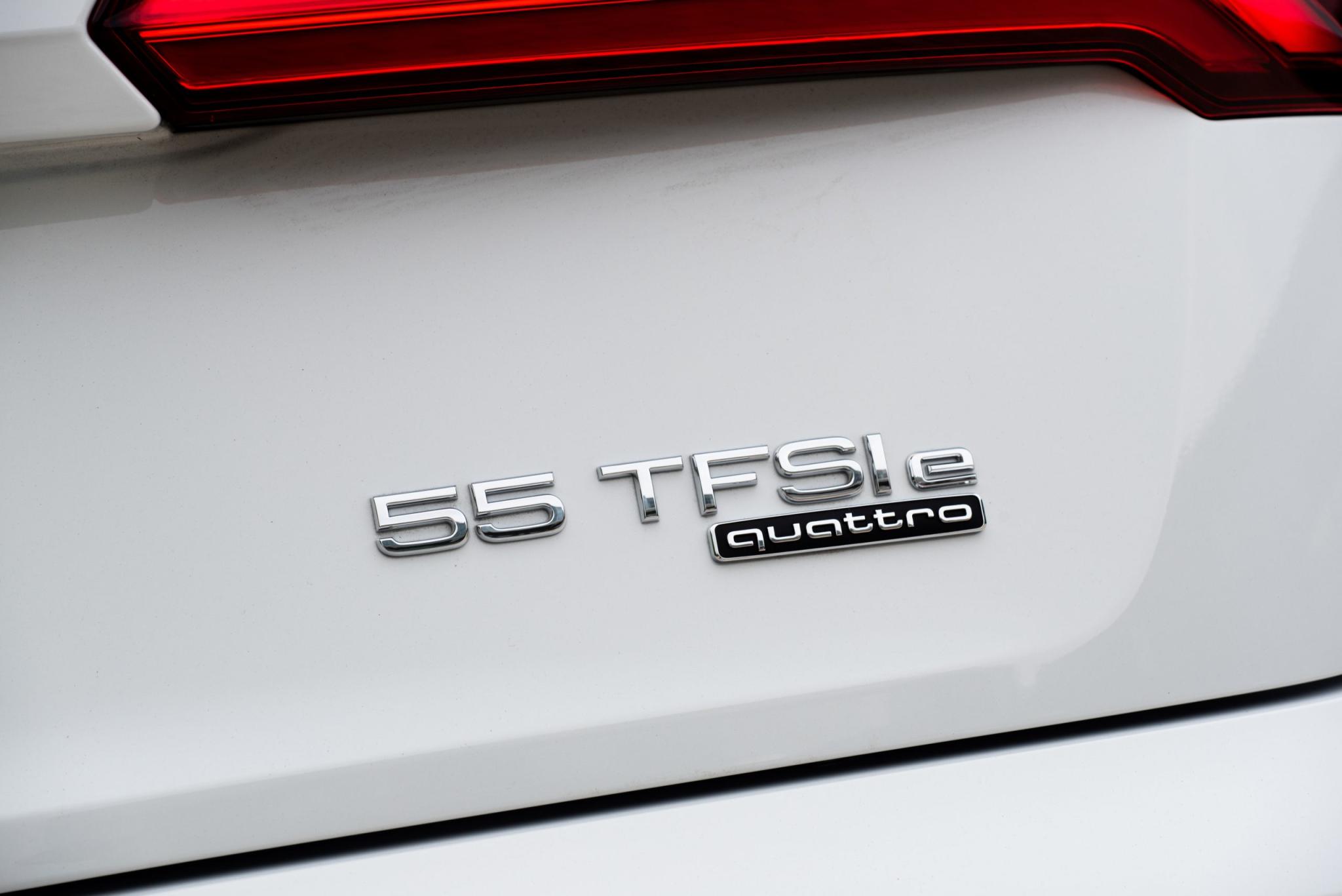 Audi Q5 TFSI e quattro Competition detail 55 TFSIe quattro badge