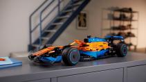 LEGO McLaren F1-auto op kastje
