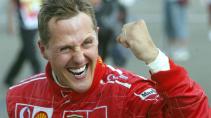 Michael Schumacher met een gebalde vuist in een Ferrari racepak