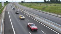 ford optocht bulgarije auto's op de weg