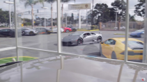 Lamborghini Huracán drift over parkeerterrein Lamborghini-dealer