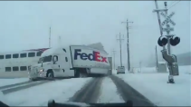 trein verwoest vrachtwagen van FedEx