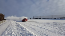 Mitsubishi Lancer Evo speelt in de sneeuw