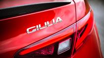 Alfa Romeo Giulia Quadrifoglio vs BMW M4 Competition Pack