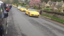 Konvooi van gele auto's