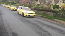 Konvooi van gele auto's