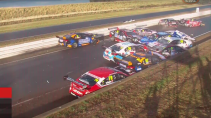 één crash twaalf auto's uit de race haalt