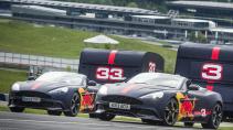 Caravanracen met Max Verstappen in Aston Martins