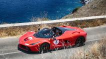 Ferrari's rijden door Italië