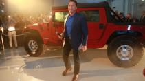 Arnold Schwarzenegger rolt nu in een elektrische Hummer H1