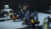 Max Verstappen en Daniel Ricciardo driften door Red Bull-fabriek