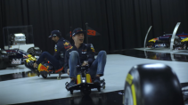 Max Verstappen en Daniel Ricciardo driften door Red Bull-fabriek