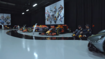 Max Verstappen en Daniel Ricciardo driften door Red Bull-fabriek