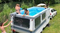 Caravan omgebouwd tot zwembad