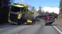 Volvo XC70 crasht hard, niemand raakt gewond