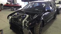 VW Golf met Audi V10 accelereert van 0-320