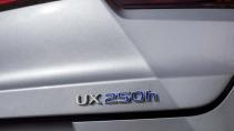 Lexus UX 250h logo 1e rij-indruk