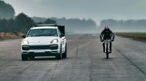 Porsche Cayenne laat fietser 240 km/u gaan
