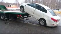 Boze rus rijdt auto van sleepwagen af