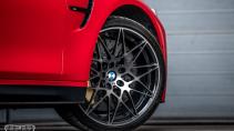 BMW M4 in de kleur Ferrari Rood